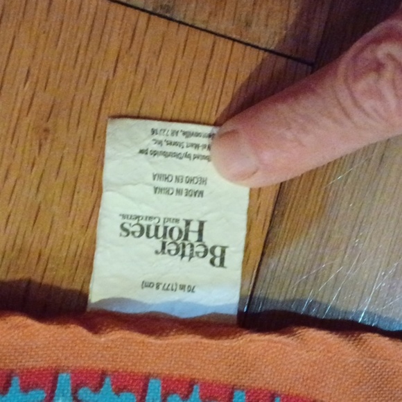 Better Home &Garden 70 Round Red & Green Print Table Cloth Light Weight - Picture 3 of 6